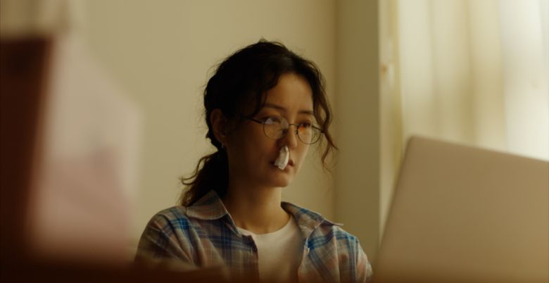 <당신이 영화를 그만두면 안 되는 30가지 이유> 중 김도영 감독의 단편 <내 영화는 들어간다>에 출연한 배우 정유미. CJ ENM 제공