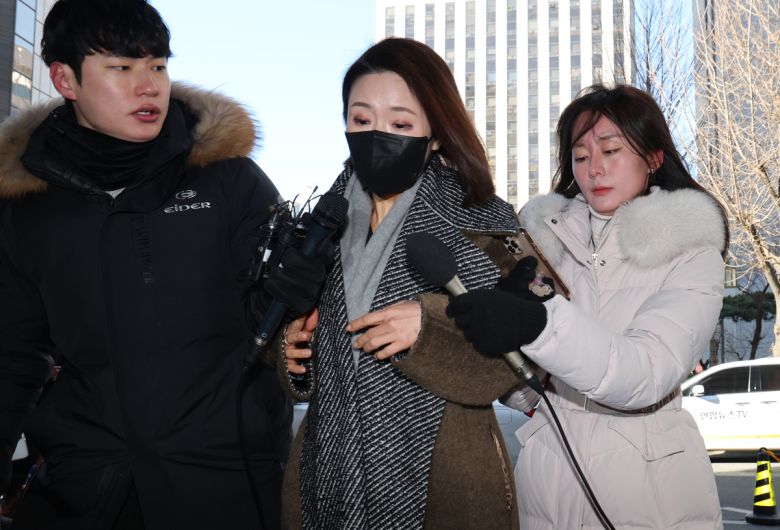 더불어민주당 소속이었던 김병기 의원의 정치헌금 의혹에 연루된 이지희 동작구의회 부의장이 지난 21일 서울 마포구 서울경찰청 공공범죄수사대에 정치자금법 위반 혐의로 조사를 받기 위해 출석하고 있다. 연합뉴스