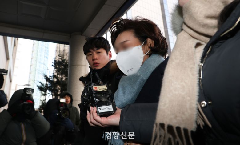 김병기 무소속 의원의 배우자 이모씨가 22일 서울 마포구 서울경찰청 공공범죄수사대에서 법인카드 유용 의혹과 관련 피의자 신분으로 조사를 받기 위해 출석하고 있다. 권도현 기자