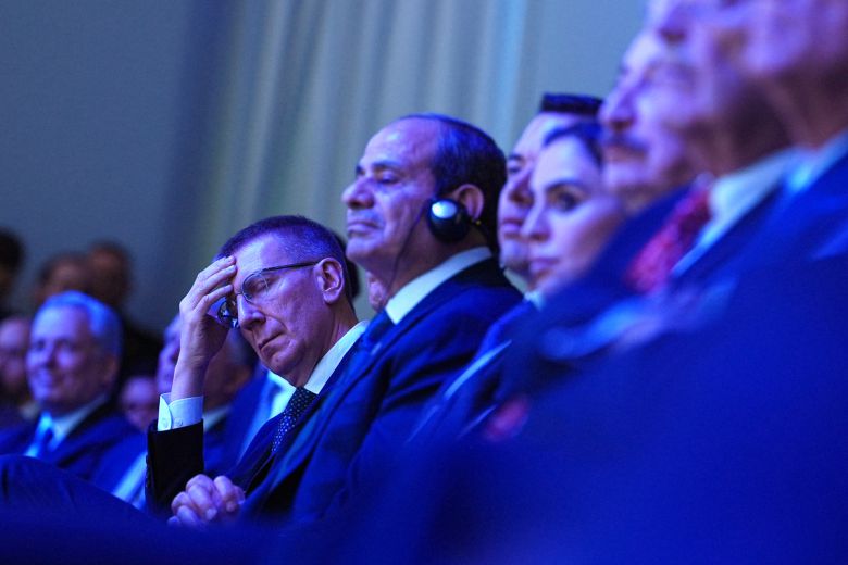 21일(현지시간) 스위스 다보스에서 열린 세계경제포럼에서 에드가스 린케비치 라트비아 대통령 등이 도널드 트럼프 미국 대통령의 연설을 듣고 있다. AP연합뉴스