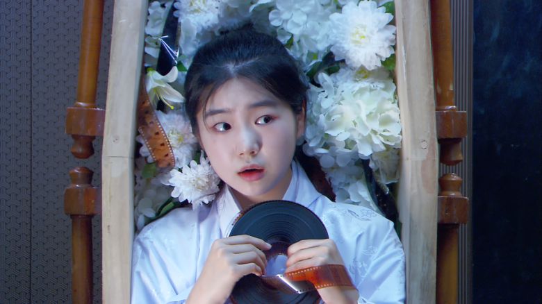 <당신이 영화를 그만두면 안 되는 30가지 이유> 중 오세연 감독의 <어느날 영화가 죽었습니다>에서 관에 들어간 ‘영화’. CJ ENM 제공.