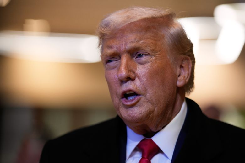 도널드 트럼프 미국 대통령이 21일(현지시간) 스위스 다보스에서 열린 세계경제포럼(WEF) 연차총회에서 기자들과 대화하고 있다. AP연합뉴스