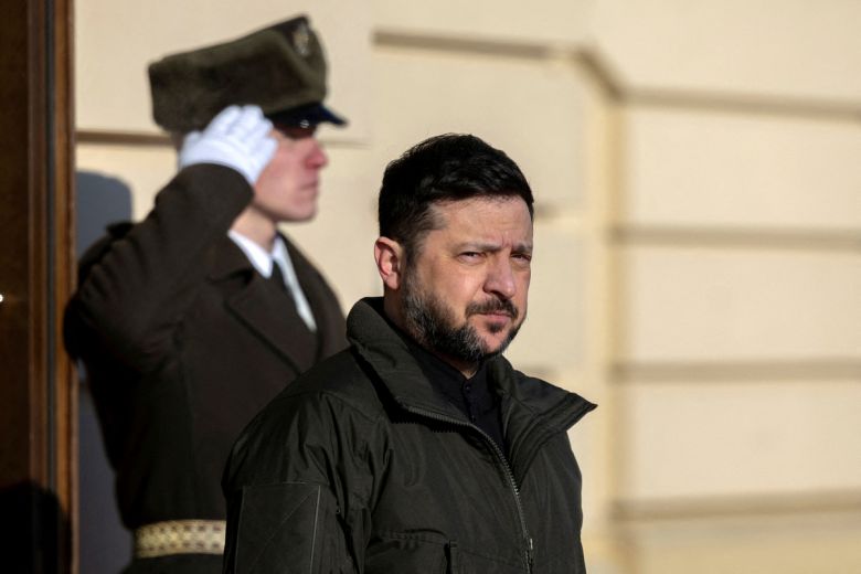 볼로디미르 젤렌스키 우크라이나 대통령이 지난 16일(현지시간) 키이우에서 만난 페트르 파벨 체코 대통령을 지켜보고 있다. 로이터연합뉴스