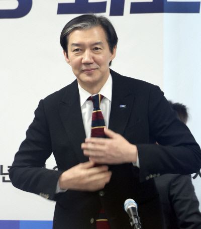 “숙고하겠습니다” 조국 조국혁신당 대표가 22일 전북 전주시 전북도당에서 열린 최고위원회의에 참석하고 있다.  연합뉴스