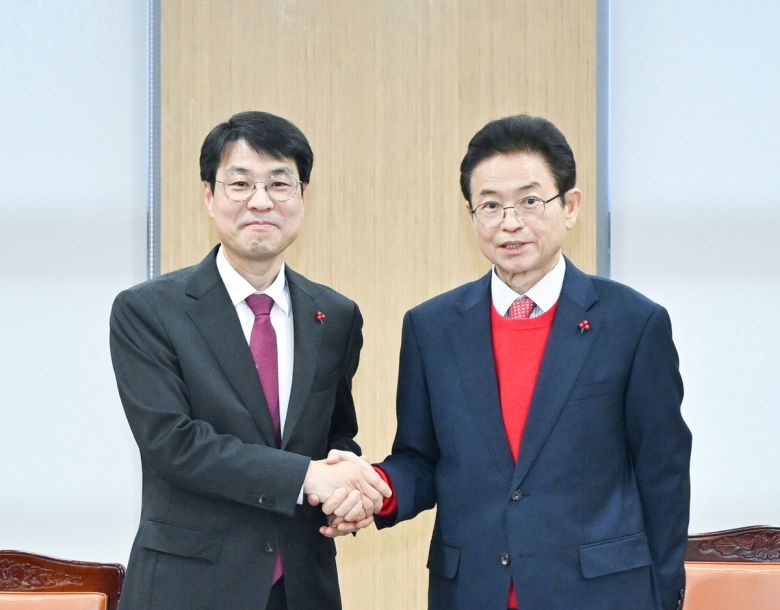 이철우 경북도지사(오른쪽)와 김정기 대구시장 권한대행이 지난 20일 오후 경북도청에서 만나 대구·경북(TK) 행정통합 추진에 합의한 뒤 악수하고 있다. 경북도 제공