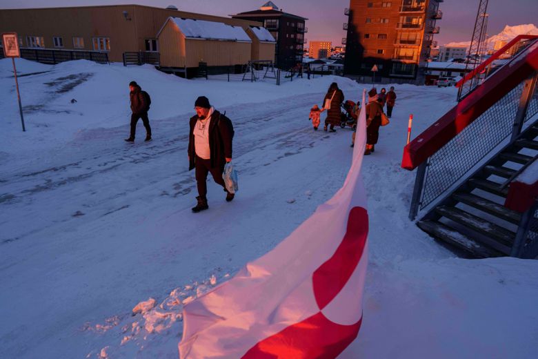 21일 그린란드 누크의 거리를 시민들이 걸어가고 있다. AP연합뉴스