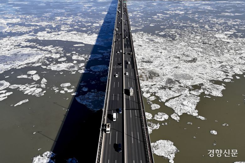 전국 대부분 지역에 한파 특보가 내려진 22일 경기 김포시 일산대교 일대 한강에 얼음이 떠다니고 있다.  문재원 기자