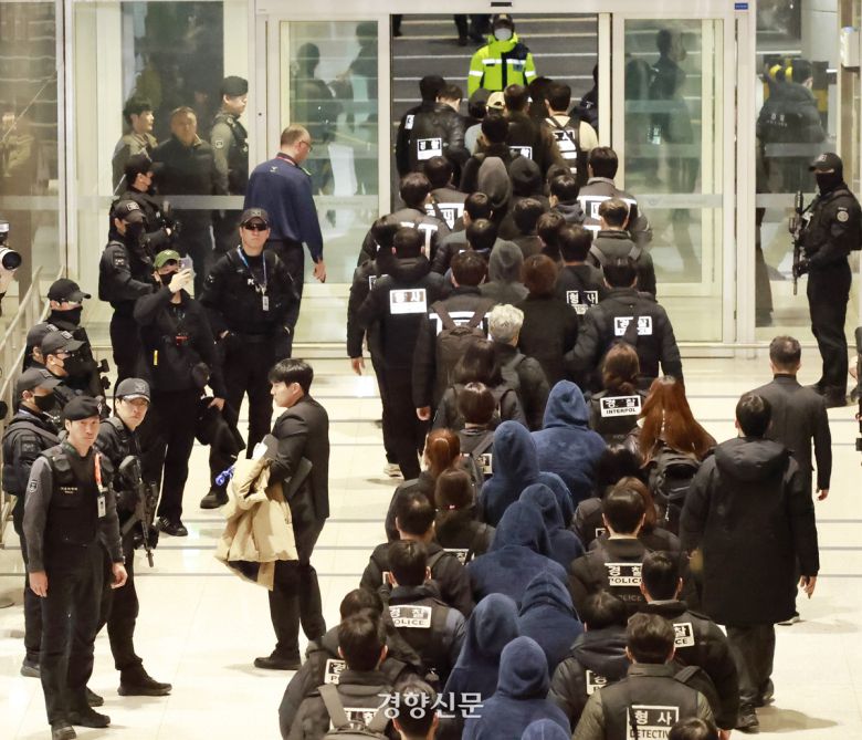 캄보디아 한국인 스캠 조직원들이 23일 인천국제공항을 통해 강제송환되고 있다. 2026.01.23 문재원 기자