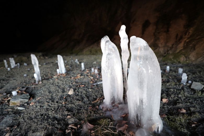 한파가 기승을 부린 22일 충북 제천시 덕산면 월악산 보덕암 인근 보덕굴에서 바닥의 물방울이 얼어 위로 자라난 역고드름이 동굴 안에 솟아 있다.  연합뉴스