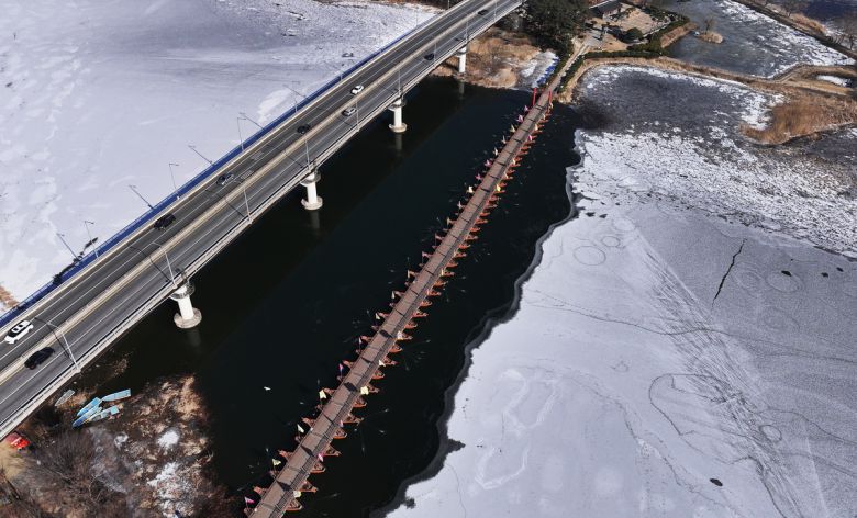 한파가 몰아친 20일 경기도 양평군 두물머리 주변 남한강이 얼어있다. 연합뉴스