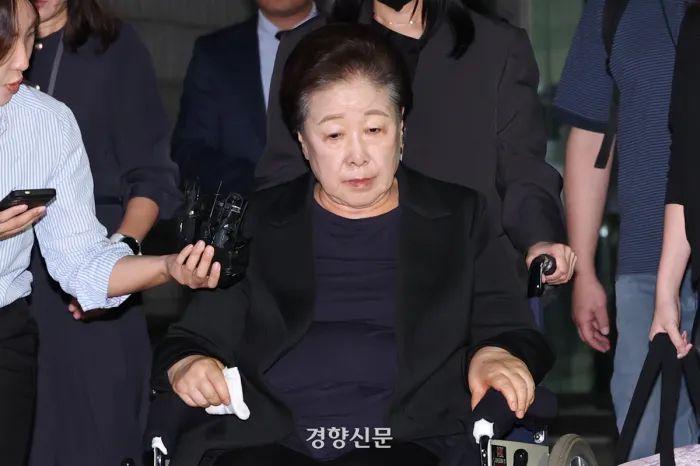 윤석열 정권과 통일교가 연관된 정교유착 국정농단 의혹을 받는 한학자 통일교 총재가 지난해 9월22일 서울중앙지법에서 구속 전 피의자 심문(영장실질심사)을 마친 뒤 대기 장소인 서울구치소로 향하고 있다. 한수빈 기자