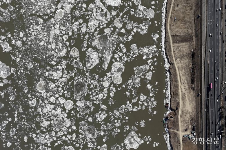 한파 특보가 내려진 22일 경기 김포시 일대 한강에 얼음이 떠다니고 있다.  문재원 기자