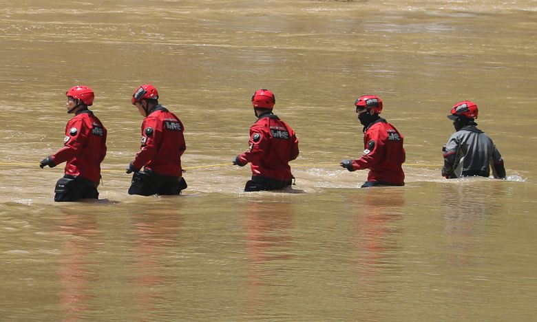 2023년 7월19일 오전 경북 예천군 호명면서 수색하던 해병대 장병 1명이 급류에 휩쓸려 실종된 가운데 119구조대가 실종 지점에서 수색에 나서고 있다. 연합뉴스