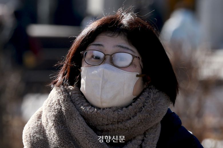 아침 최저 기온이 영하 17도로 한파가 몰아친 지난 20일 서울 광화문광장에서 시민들이 두툼한 옷차림으로 이동하고 있다. 문재원 기자