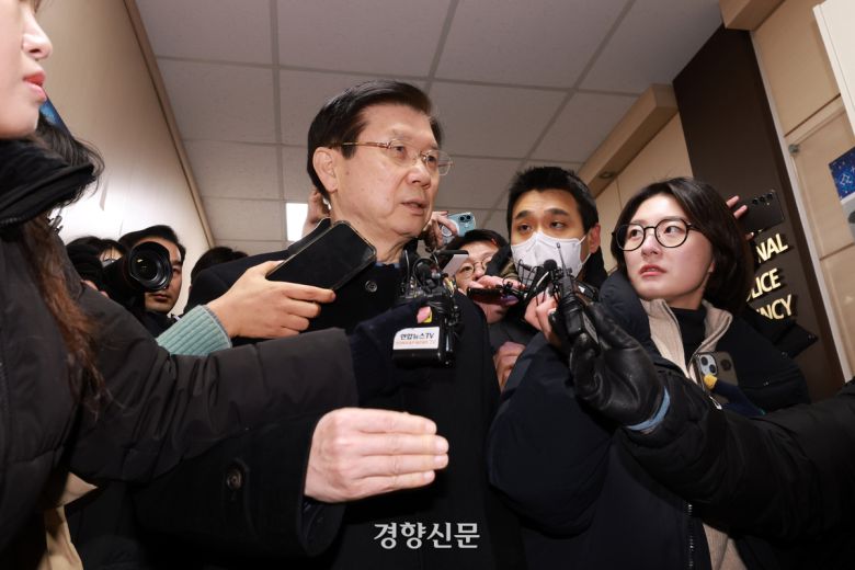 박종준 경호처장이 지난 10일 서울 서대문구 경찰청 국가수사본부 앞에서 출석에 앞서 기자들에게 이야기하고 있다. 정지윤 선임기자