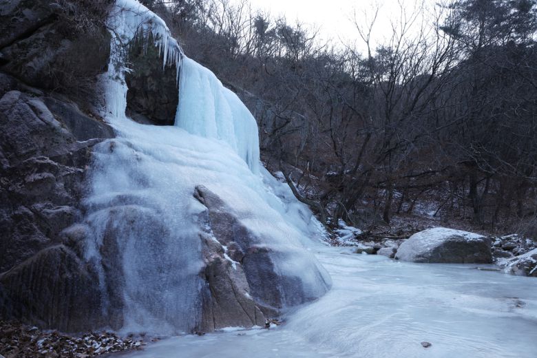 한파특보가 발효 중인 22일 오전 경기도 양주시 사패산에서 원각폭포가 얼어 붙어 빙벽을 이루고 있다. 연합뉴스