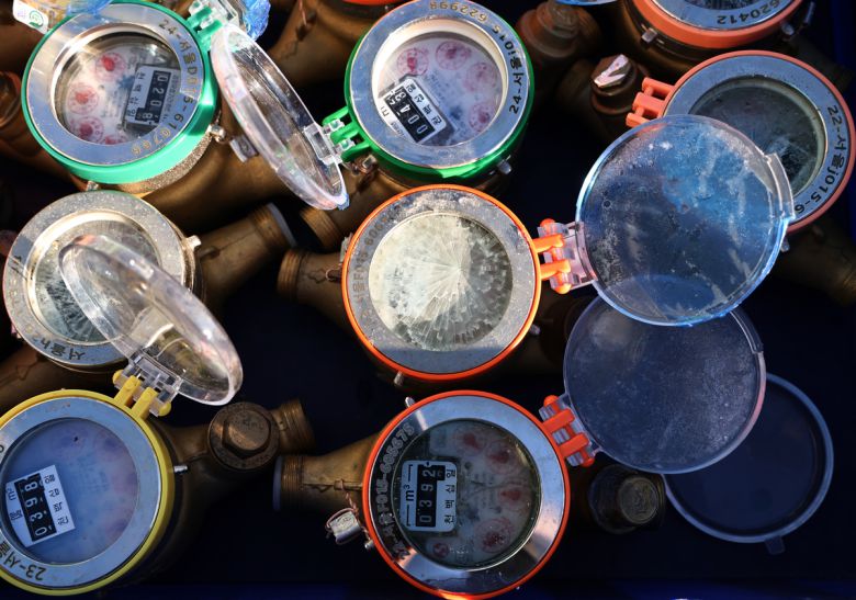 영하권의 강추위가 계속되고 있는 22일 서울 강북구 미아가압장에 동파된 수도계량기가 놓여 있다. 서울시에 따르면 전날 오후 5시부터 이날 오전 5시까지 서울에서 수도 계량기 동파 16건이 발생했다.  연합뉴스