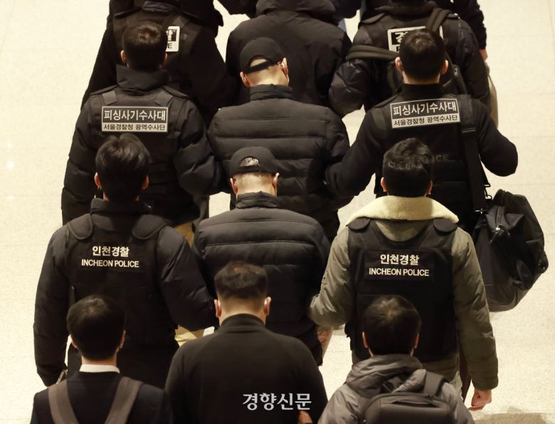 캄보디아 한국인 스캠 조직원들이 23일 인천국제공항을 통해 강제송환되고 있다. 2026.01.23 문재원 기자
