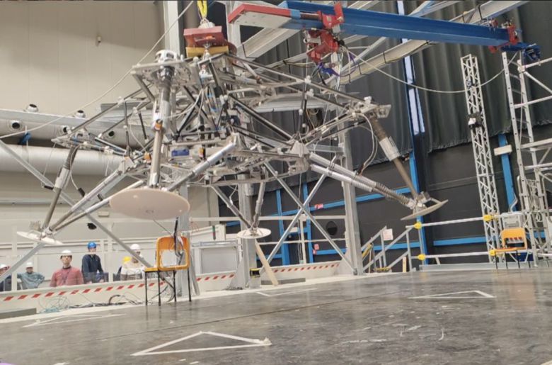 이탈리아의 한 실험시설에서 낙하 실험 중인 착륙 장치. 같은 형태의 장비에 유럽우주국(ESA) 화성 무인 탐사차량 ‘로잘린드 프랭클린’이 실릴 예정이다. ESA 제공