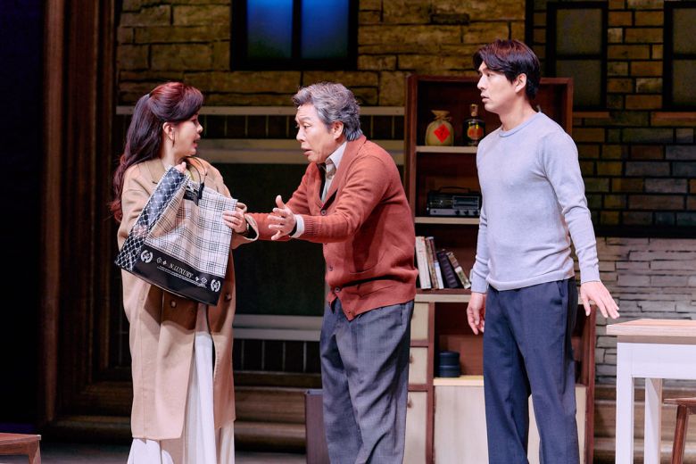 연극 <노인의 꿈> 속  (왼쪽부터) 봄희(신은정), 상길(김승욱), 채운(이필모). 수컴퍼니 제공