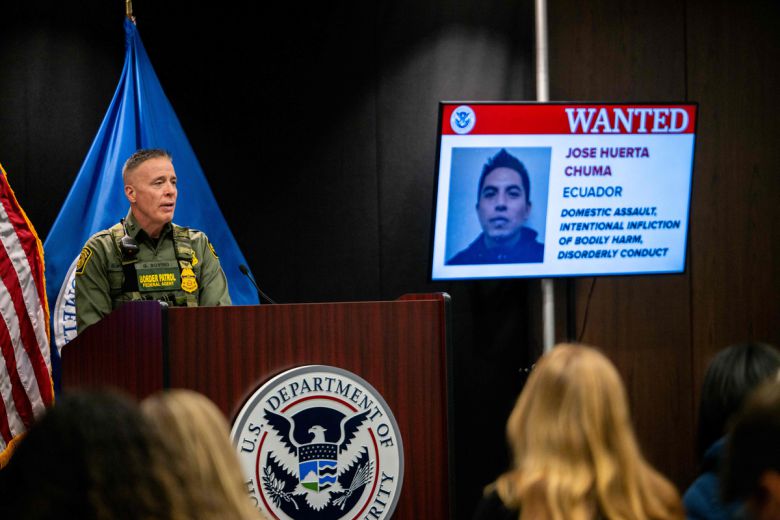 25일(현지시간) 기자회견을 하고 있는 그레고리 보비노 국경순찰대 지휘관. AFP연합뉴스