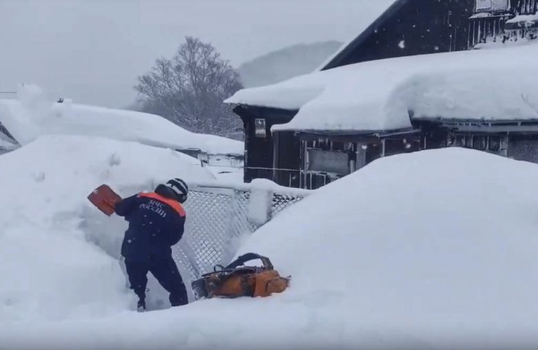 지난 20일(현지시간) 러시아 캄차카반도 페트로파블롭스크-캄차츠키에서 러시아 비상사태부 요원들이 제설 작업을 진행하고 있다. EPA연합뉴스