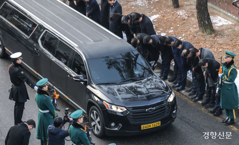 베트남 출장 중 별세한 고(故) 이해찬 민주평화통일자문회의 수석부의장의 운구 차량이 27일 서울 종로구 서울대병원 장례식장에 마련된 빈소로 도착하고 있다.  성동훈 기자