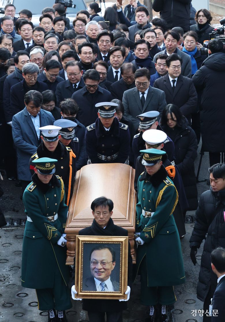 ‘민주화 거목’ 고(故) 이해찬 전 국무총리의 영정을 앞세운 운구행렬이 27일 오전 서울 종로구 서울대병원 장례식장에 도착하고 있다. 성동훈 기자