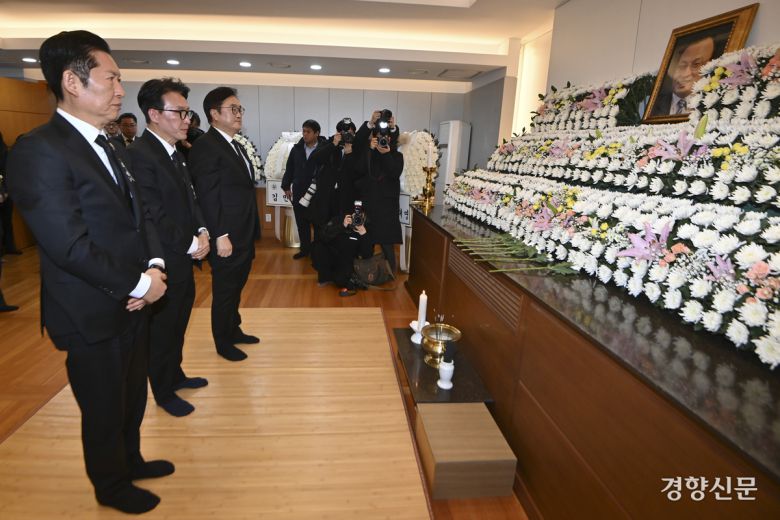 정청래 더불어민주당 대표와 김민석 국무총리, 우원식 국회의장이 27일 오전 서울 종로구 서울대학교병원 장례식장에 故 이해찬 전 국무총리의 빈소에서 조문하고 있다. 성동훈 기자