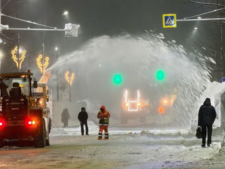 지난 15일(현지시간) 러시아 캄차카반도 페트로파블롭스크-캄차츠키에서 제설 작업이 진행되고 있다. 타스연합뉴스