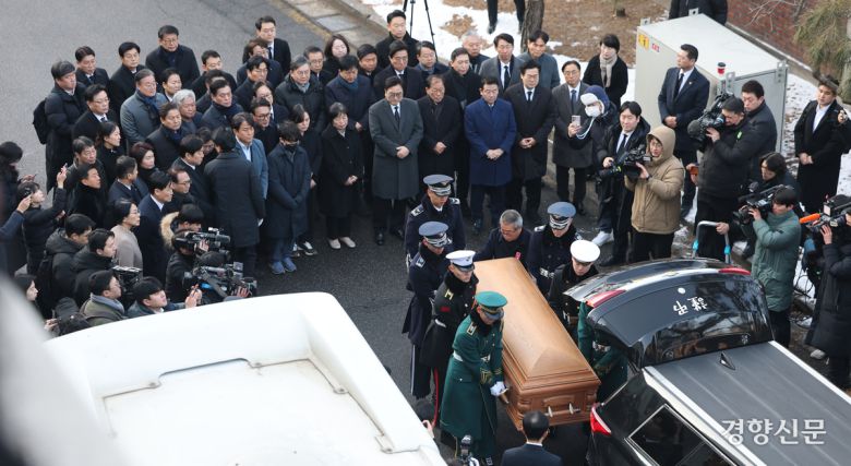 베트남 출장 중 별세한 고(故) 이해찬 민주평화통일자문회의 수석부의장의 시신과 영정이 27일 서울 종로구 서울대병원 장례식장으로 운구되고 있다. 성동훈 기자