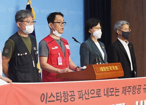 이스타항공조종사노조 박이삼 위원장이  7일 오전 서울 여의도 국회 소통관에서 열린 이스타항공 정리해고 중단 및 해결 촉구 기자회견에서 규탄발언을 하고있다. 2020.7.7 김명국 선임기자 daunso@seoul.co.kr