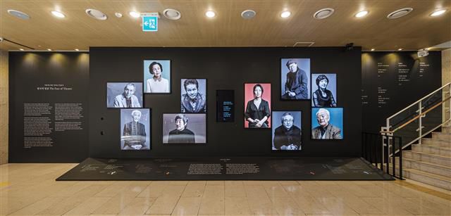 공연장을 찾은 관객들이 무대 밖에서도 작품을 느낄 수 있는 공간들이 좀 더 다양하고 넓어지고 있다. 국립극단은 서울 명동예술극장 1층에 창단 70주년을 기념하는 ‘연극의 얼굴’ 전시를 하고 있다. 국립극단 제공