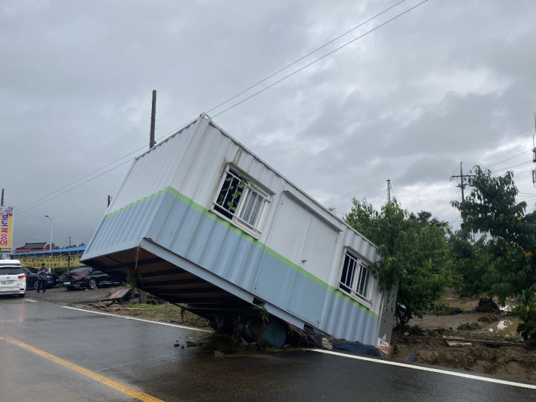 저수지에서 쏟아진 흙탕물은 마을 컨테이너 창고를 가볍게 쓸고 내려갈 정도로 위력이 대단했다. 마을 입구에 있던 컨테이너 창고는 150m가량 떠내려가다 복숭아밭에 처박혔다. 이천시 제공