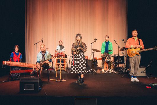 올해로 데뷔 10주년을 맞은 퓨전 국악밴드 고래야는 최근 몇년 동안 해외 51개 도시에서 관객을 만났다. 이들은 “가는 곳 마다 거문고 등 국악기에 대한 관심이 뜨겁다”고 외부의 반응을 전했다. 왼쪽부터 나선진(거문고), 김동근(전통 관악기), 김초롱(전통 타악기), 함보영(보컬),경이(퍼커션), 고재현(기타). 플랑크톤뮤직 제공