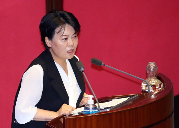 - 미래통합당 윤희숙 의원이 30일 국회 본회의에서 임대차법에 대해 반대하는 발언하고 있다. 2020.7.30 연합뉴스