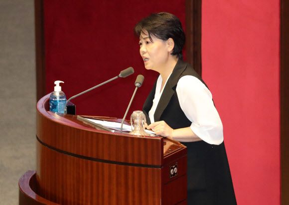 - 미래통합당 윤희숙 의원이 30일 국회 본회의에서 전월세상한제와 계약갱신청구권을 도입하는 내용의 주택임대차보호법 등이 통과된 뒤 5분 자유발언을 통해 우려를 표명하고 있다. 2020.7.30 연합뉴스