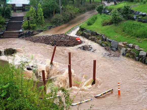 흙탕물 쏟아지는 등산로 -  7일 대구에 폭우가 내린 가운데 쏟아진 많은 비로 북구 구암동의 한 등산로에 흙탕물이 쏟아지고 있다. 2020.8.7 연합뉴스 TV 제공