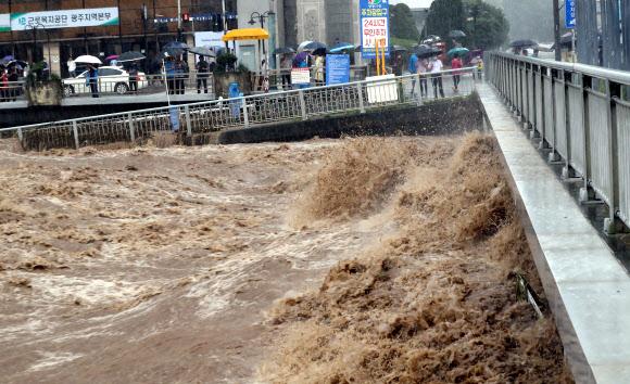 교량까지 물이 넘실 - 광주에 폭우가 쏟아진 7일 오후 광주 서구 양동시장복개상가 인근 태평교의 광주천 수위가 다리 부근까지 올라가 범람이 우려되고 있다. 2020.8.7 연합뉴스
