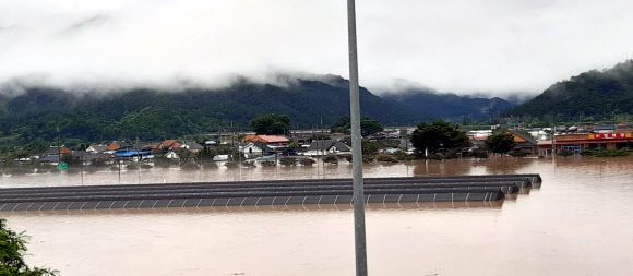 섬진강 제방 붕괴로 물에 잠긴 마을 - 8일 내린 폭우로 전북 남원시 금지면 귀석리 금곡교 인근 섬진강 제방이 붕괴하며 인근 마을이 물에 잠겼다. 남원에는 이날 하루 300㎜가 넘는 장대비가 내렸다.2020.8.8 남원시 제공