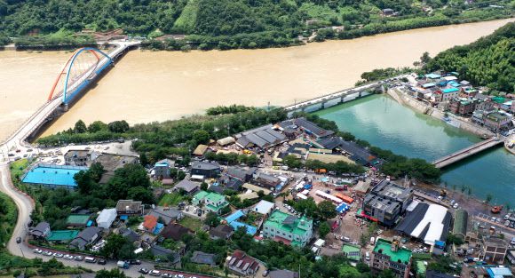하동 화개장터 침수 현장 - 9일 오후 경남 하동군 화개면 탑리 화개장터 침수 현장 주변으로 섬진강(흙탕물)과 화개천(초록)에 흐르고 있다.     화개장터는 전날 400㎜ 이상 폭우로 마을이 침수됐다. 2020.8.9 연합뉴스