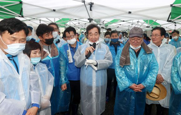더불어민주당 이낙연 당대표 후보가 11일 충북 음성군 대야리에서 수해 복구 봉사활동을 하기 전 주민들에게 격려하고 있다. 2020.8.11연합뉴스