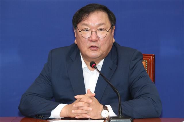 모두발언하는 김태년 원내대표 - 김태년 더불어민주당 원내대표가 10일 오전 서울 여의도 국회에서 열린 최고위원회의에서 모두발언을 하고 있다. 2020.8.10/뉴스1