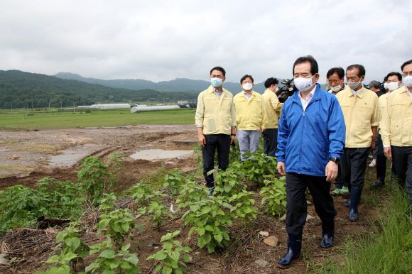 정세균 총리, 한탄강 제방 붕괴 현장 방문 - 정세균 국무총리가 11일 오후 한탄천의 범람으로 마을 전체가 완전히 물에 잠기는 피해를 입은 강원 철원군 동송읍 이길리 마을을 방문해 한탄강 제방 붕괴 현장을 살피고 있다. 2020.8.11 연합뉴스