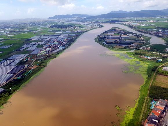 - 9일 부산 강서구 서낙동강이 최근 내린 집중호우로 수위가 상승하고 흙탕물로 변해 있다. 낙동강 홍수통제소는 8일 오후 부산 구포대교 지점과 낙동강 대구 성하리 지점에 각각 홍수 주의보를 발령했다. 2020.8.9 연합뉴스