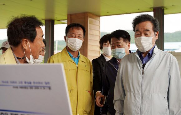 철원 침수 피해 보고 듣는 이낙연 - 더불어민주당 당 대표 선거에 출마한 이낙연 의원이 10일 강원도 철원군 동송읍 이길리 침수현장을 찾아 이현종 철원군수의 피해 상황 보고를 듣고 있다. 2020.8.10  이낙연 의원실 제공