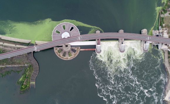 - 집중호우로 전국 곳곳에서 피해가 속출하면서 4대강 사업 논란이 불거지고 있다. 4대강 보가 홍수 예방에 효과가 있다는 의견과 없다는 의견이 팽팽히 맞서고 있다. 사진은 대구 달성군 낙동강 강정고령보의 수문이 열려 물이 방류되는 모습.대구 뉴스1