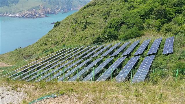 - 신안군 상태도에 설치돼 있는 태양광 발전 설비. 전남도 제공