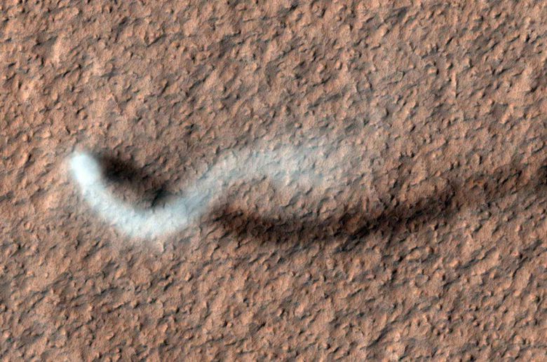 NASA가 ‘먼지 악마’(dust devil)라고 별칭을 붙인 화성의 먼지 바람이다. 화성 표면에서 먼지를 달고 부는 회오리바람으로 HiRISE로 포착한 사진으로 봤을 때 그 높이는 약 800m 정도다.