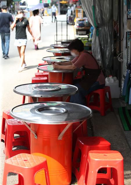 19일 서울 중구 남대문시장 거리 한 음식점이 점심시간에도 손님이 없어 한산한 모습을 보이고 있다. 역대 가장 긴 장마에 코로나19 재확산으로 상인들은 혹독한 상황을 맞고 있다.뉴스1